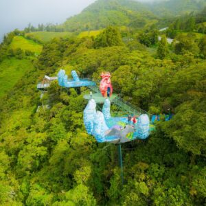 Las Manos de la Pachamama y el Laberinto de Cristal
